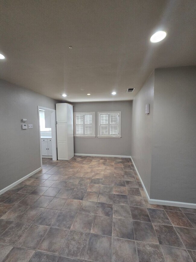 Building Photo - Cute 2 Bedroom Home in the College Neighbo...