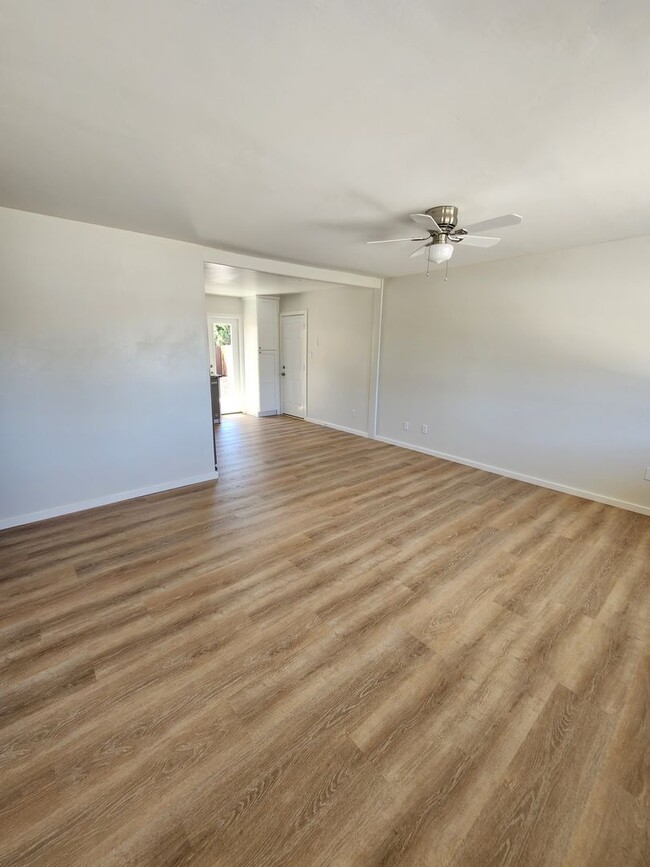 Building Photo - Modern Single Level 4 Bedroom Home!
