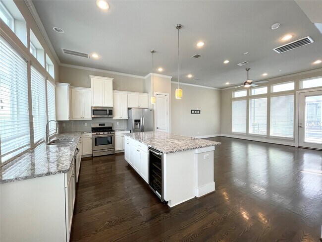 Building Photo - 5813 Petty St