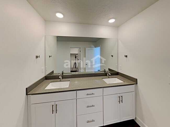 Building Photo - 6570 Old Forest Dr