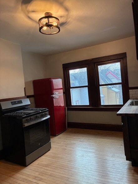 Building Photo - 1044 E Gorham St