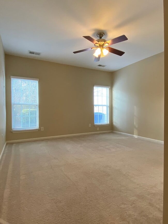 Building Photo - Updated 3 Bed, 2.5 Bath Townhome Available in Mauldin!