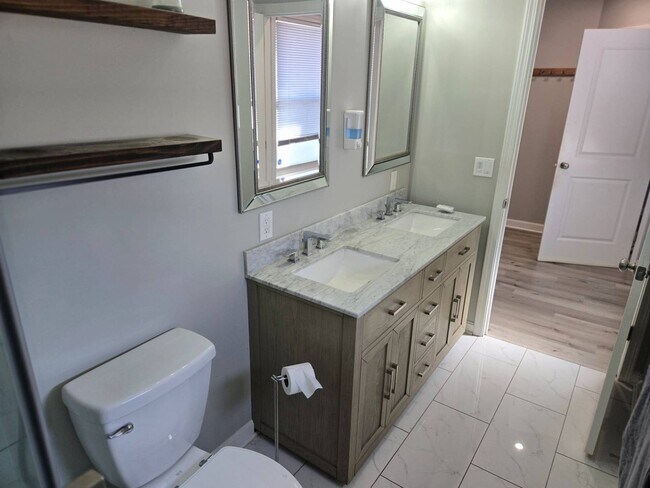 Building Photo - Charming 5-Bedroom Property in Prime Location