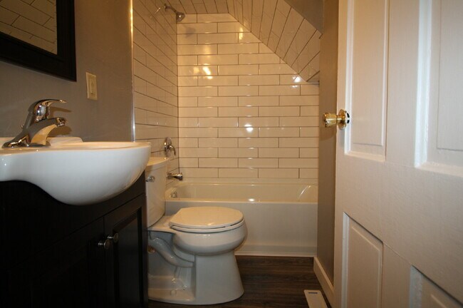 Building Photo - NICE 2 bedroom lower Month to Month lease