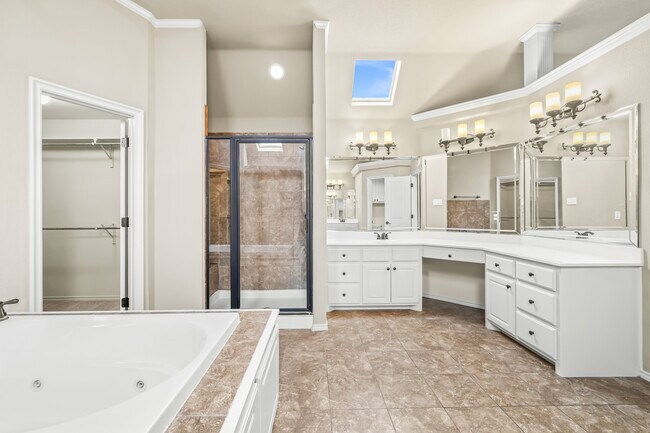 Master Bath w/ shower - 6405 93rd St