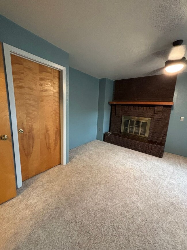 Building Photo - Spacious 4BR, 2.5BA home on 1.3 acres in O...