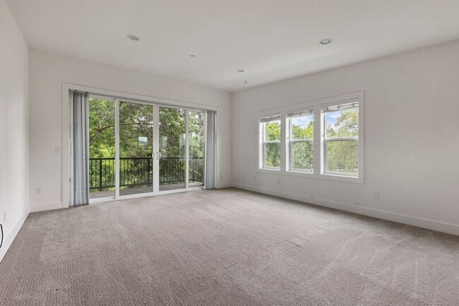 Building Photo - 2220 SE Lambert St