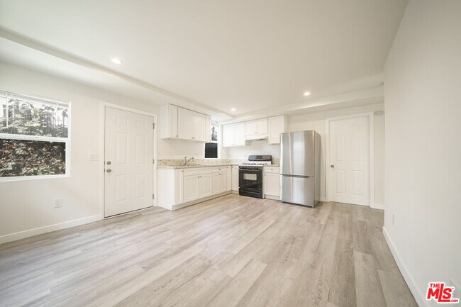 Building Photo - 231 E 85th St