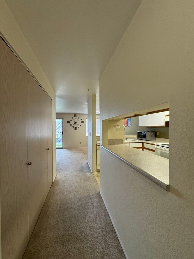 Building Photo - Comfortable & Convenient Condo in Renton