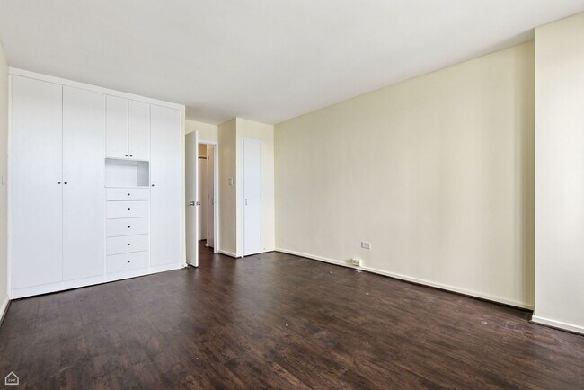 Building Photo - 6030 N Sheridan Rd