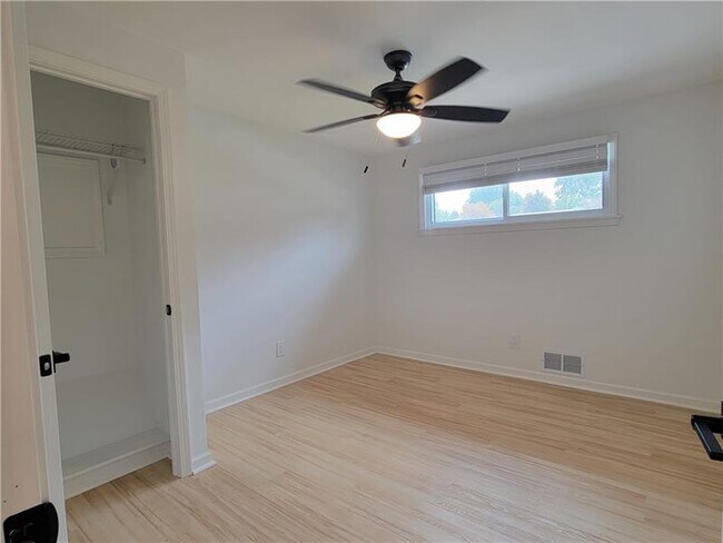 Building Photo - 113 Meadowbrook Dr