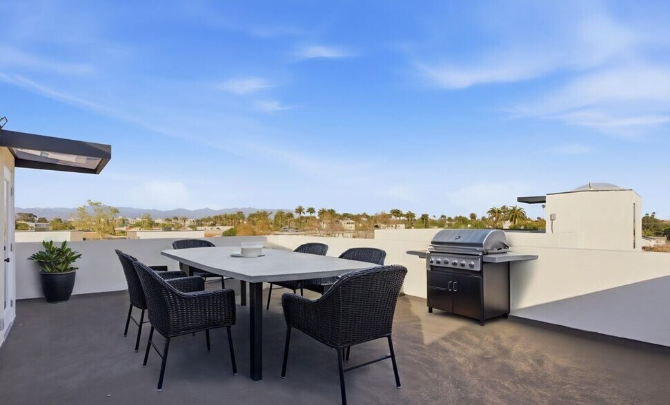 Building Photo - 2835 S Redondo Blvd