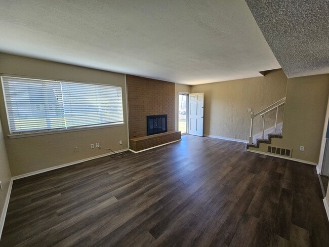Building Photo - (2) Bed+Study/(2.5) Bath Townhome w/ Pool Access! Available NOW!