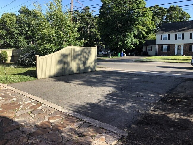 Building Photo - 479 Crafts St