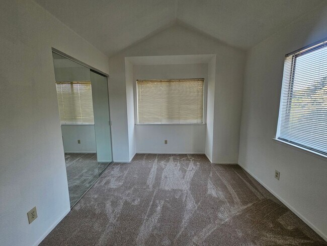 Building Photo - Great Location.... Gorgeous 2 Bedroom 2 Bath End Unit Condo in North San Jose
