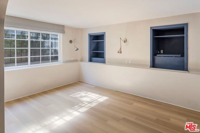 Building Photo - 627 Elm Dr