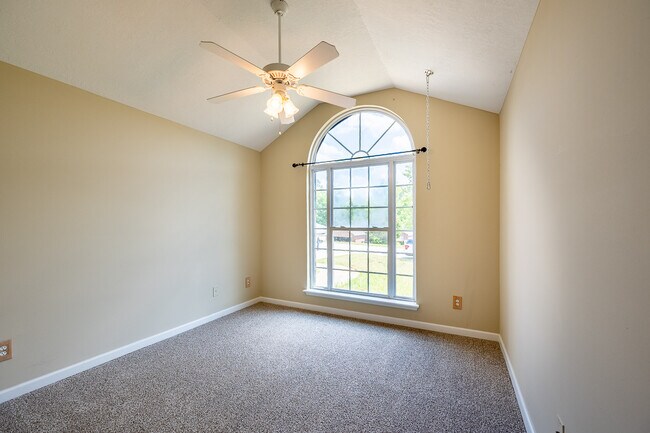 Building Photo - 945 Cannock St