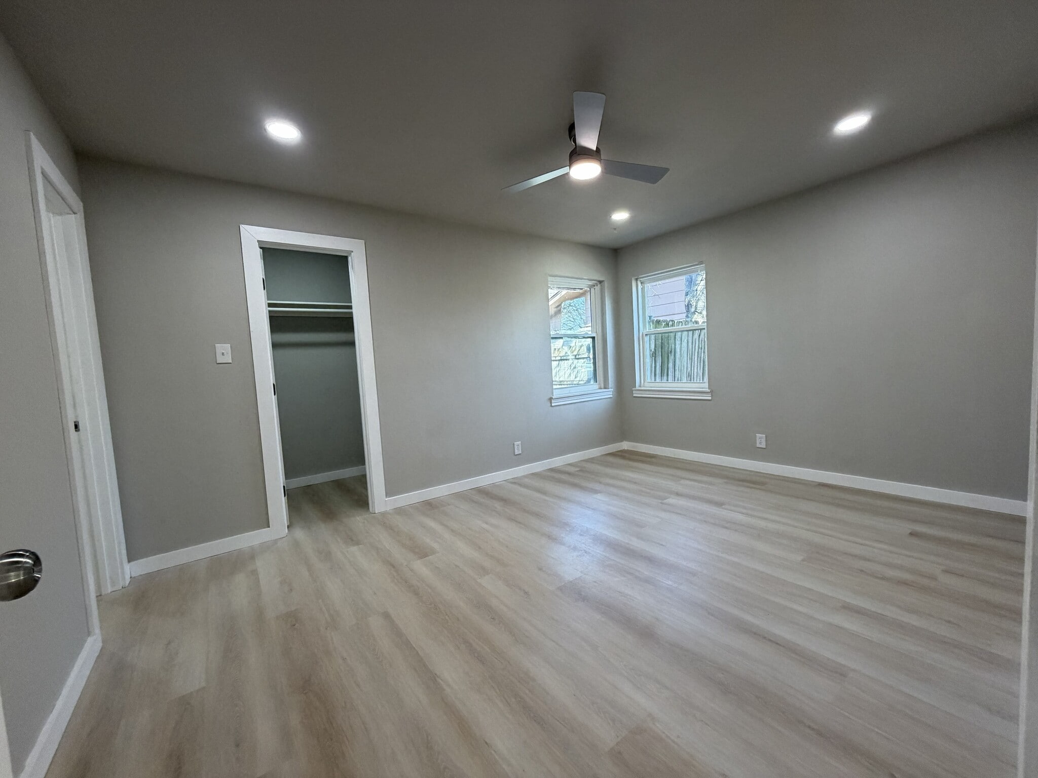 Building Photo - 404 Lowell Ln