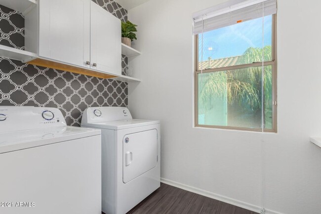 Building Photo - GORGEOUS home in THE KNOLLS at Power Ranch!