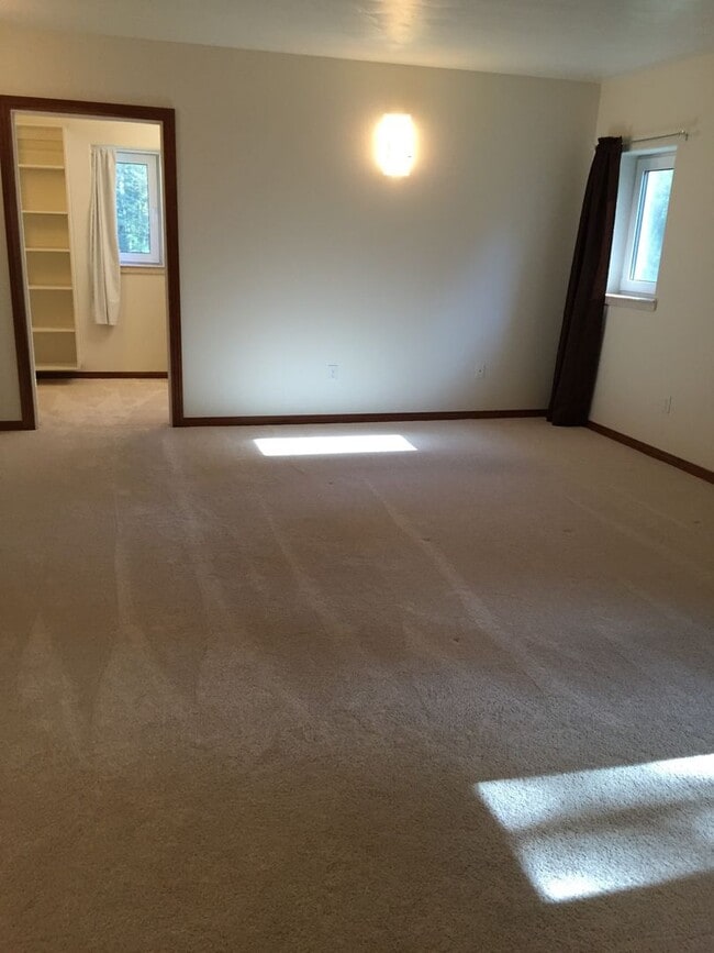 Building Photo - AMAZING 5 bed/3 bath/2 car garage home in ...