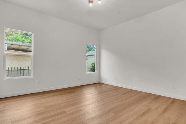 Building Photo - 414 S Ave 56