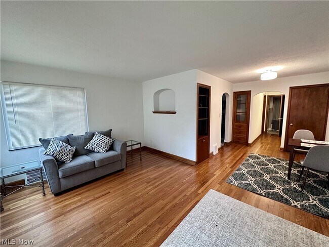 Building Photo - 1093 N Main St