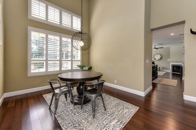Building Photo - Great Location! Clean, Renovated, Beautifu...