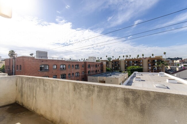 Building Photo - 321 S Berendo St