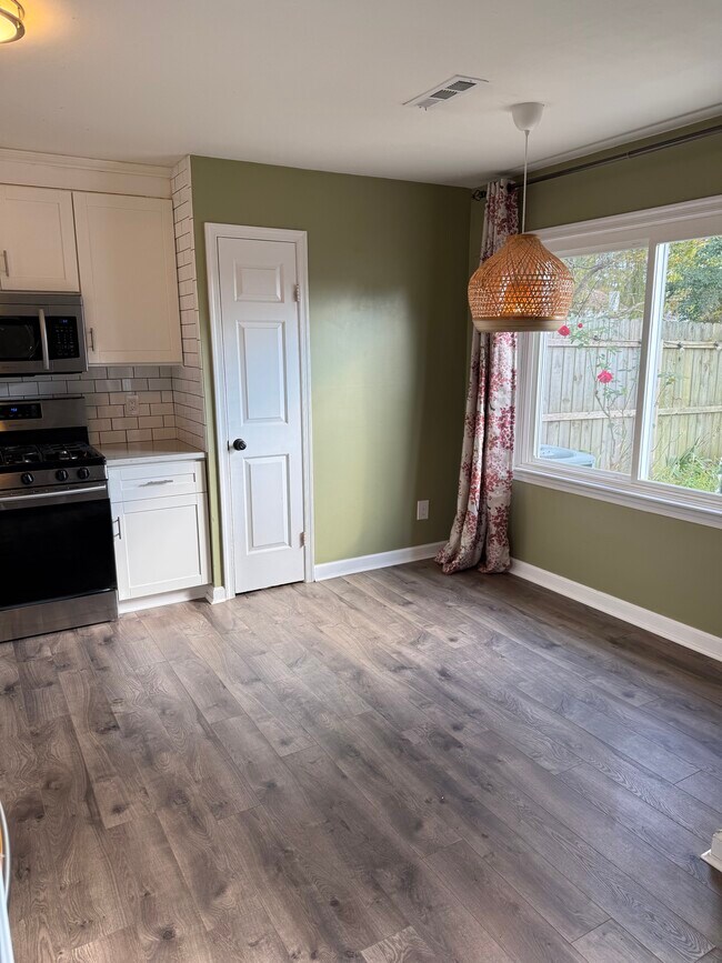 Building Photo - 713 Goodard Dr