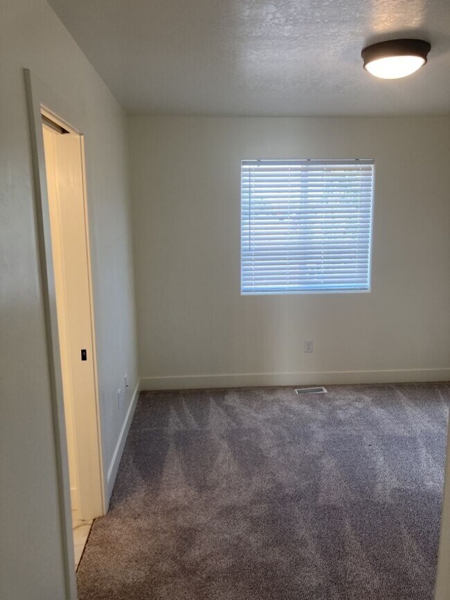Building Photo - 3 Bed - 2.5 Bath, Newer Construction, Larg...
