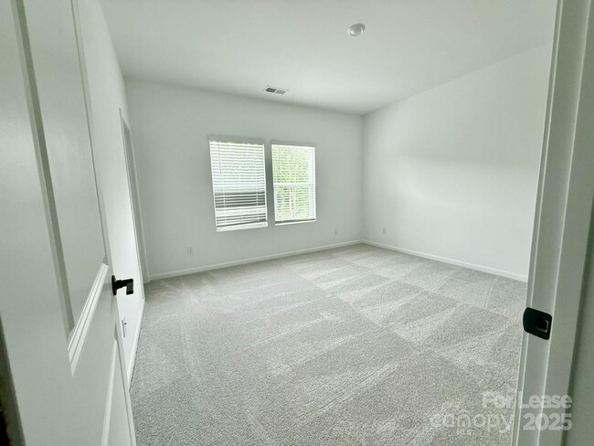 Building Photo - 1609 Blanche St