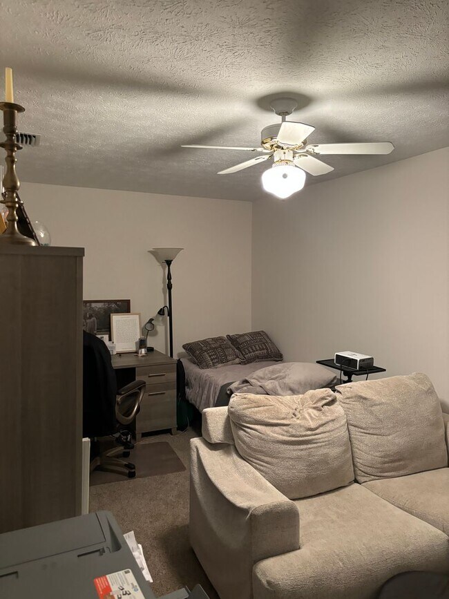 Building Photo - 2115 Country Club Dr