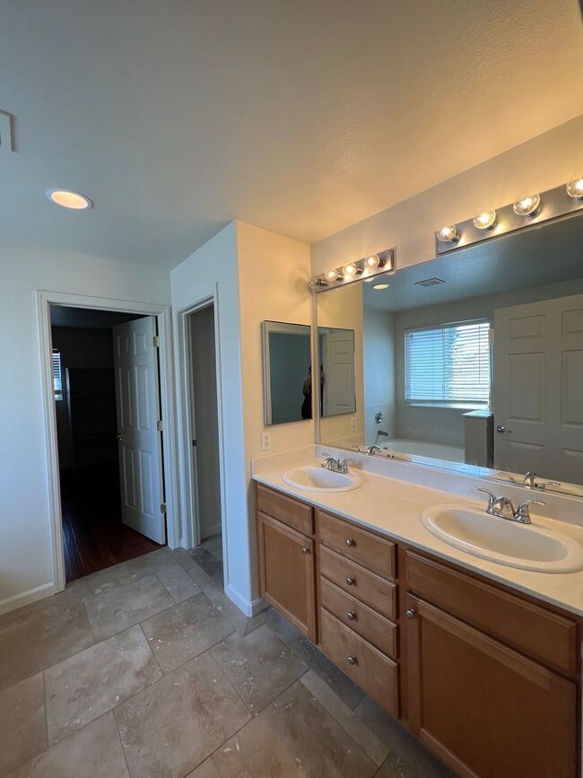 Building Photo - Spacious 4 bedroom 2.5 Bathroom Gold River...