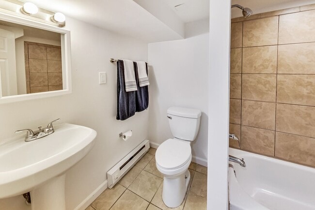 Building Photo - Spacious 3bd/2.5 bath updated townhome in ...