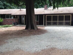 Building Photo - 5 bed, 2 bath Covington Home w/2-car garag...