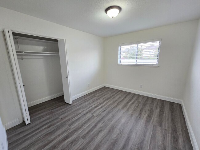 Building Photo - Updated, Energy Efficient 4 Bedroom 2 Bath Home in Golf Course Community