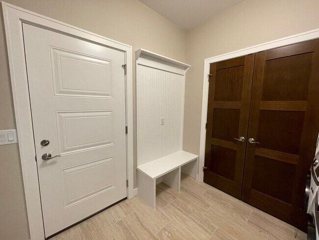 Building Photo - AVAILABLE AUGUST- 3 Bed 2 Bath Townhome In...