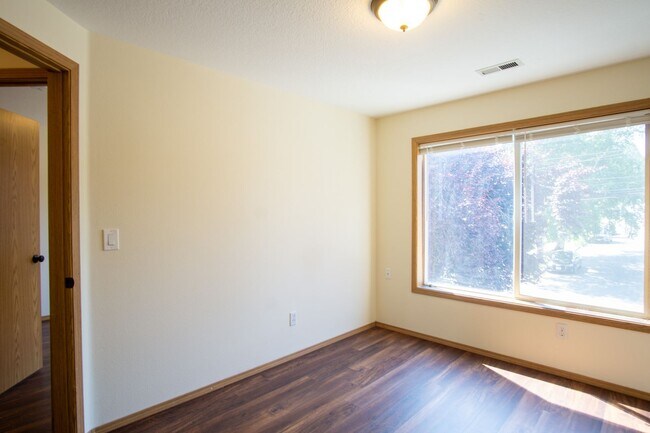 Building Photo - Great Piedmont 3 Bdr Townhouse w/Fireplace, DW + Garage!