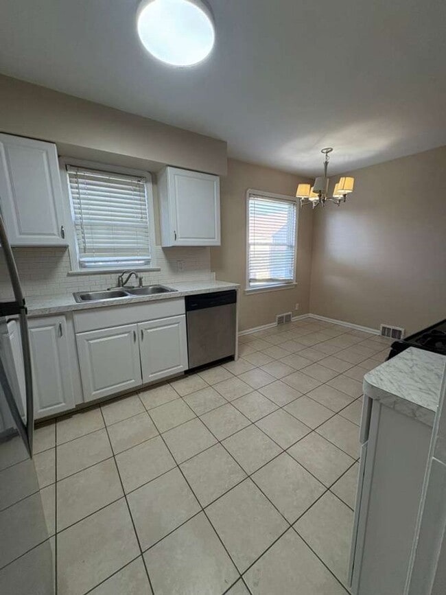 Building Photo - Discover a beautifully updated 3-bedroom, 2-bathroom single-family home.