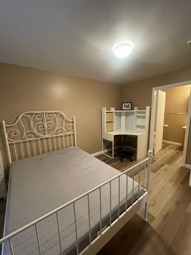 Building Photo - Cozy apartment unit in middle of Sunset re...