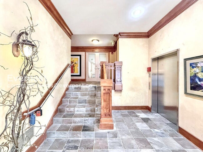 Building Photo - 133 Queen Anne Ave N