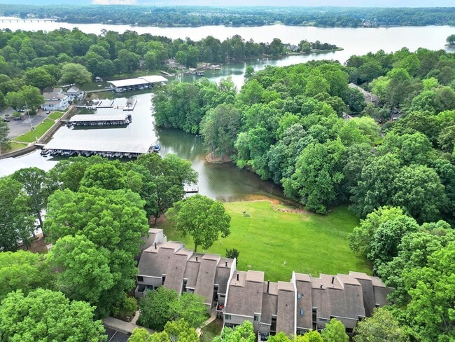 Building Photo - Early Summer Special by the Water, Beautif...
