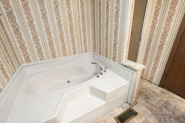 Building Photo - Charming Home Awaits: Spacious & in a Prime Location