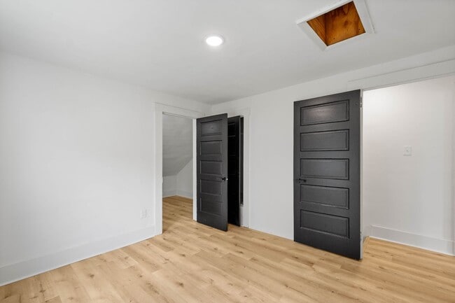 Building Photo - MOVE IN READY! FULLY RENOVATED 2-BEDROOM I...