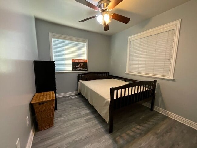 Building Photo - 3 bedroom 2 1/2 Bath Townhouse- Partially Furnished- Ready this month
