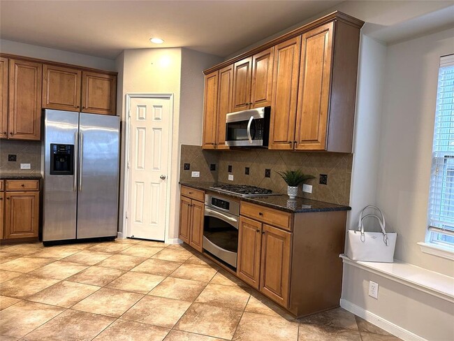 Building Photo - 6111 Summerfield Glade Ln