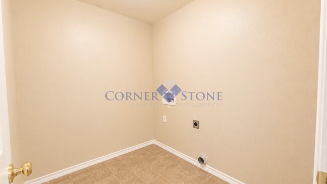 Building Photo - Large 4 Bedroom Home with Bonus Room!