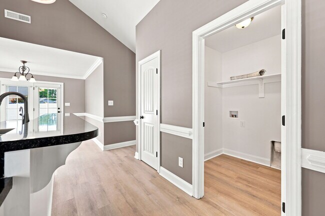 Building Photo - 2517 Sawgrass Dr