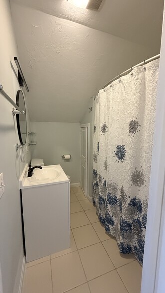 Bathroom 3 (Full) - 37A Cheever St