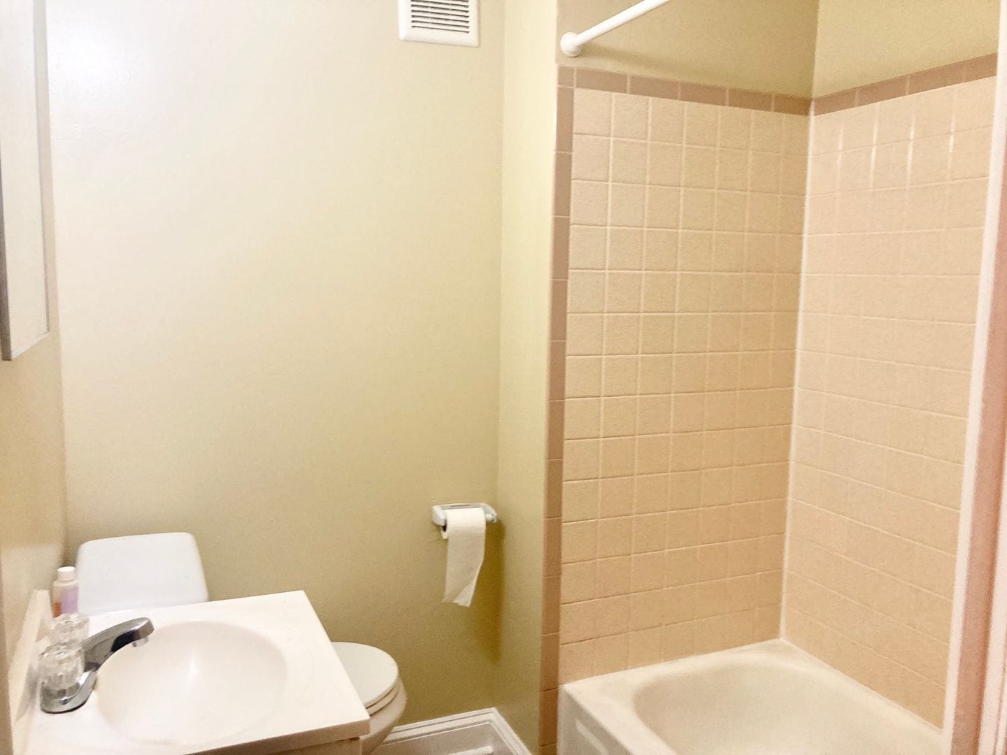 Building Photo - Updated 3-Bedroom in Grays Ferry